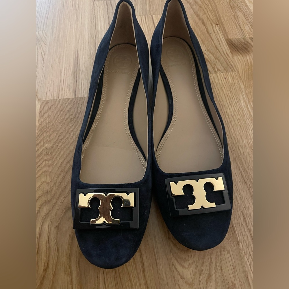 Brand New Tory Burch Gigi Royal Navy Suede Pumps Low Heel Gold Logo